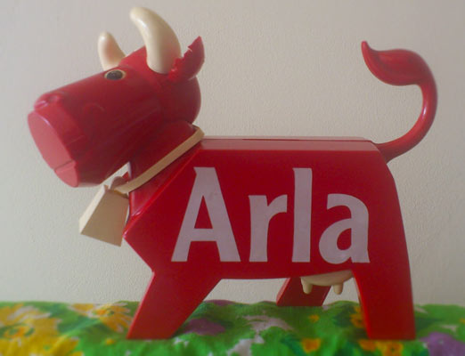 アーラ社の赤い牛、単行本くらいの大きさです